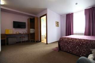 Гостиница Два крыла Ярославль Семейный номер с детской кроваткой-6