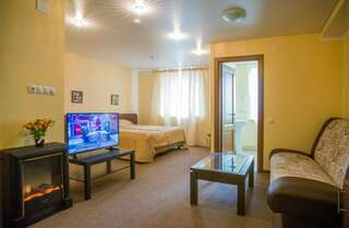 Гостиница Два крыла Ярославль Семейный номер с детской кроваткой-1