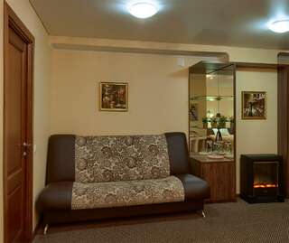 Гостиница Два крыла Ярославль Семейный номер с детской кроваткой-3