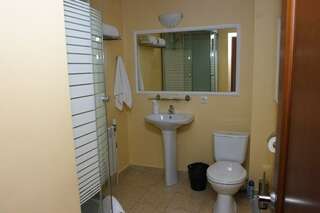 Гостиница Два крыла Ярославль Семейный номер с детской кроваткой-8