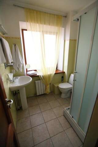 Гостиница Два крыла Ярославль Семейный номер с детской кроваткой-9