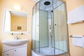 Гостиница Два крыла Ярославль Семейный номер с детской кроваткой-8