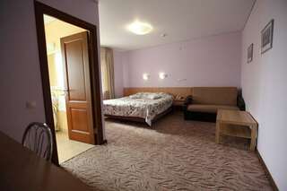 Гостиница Два крыла Ярославль Семейный номер с детской кроваткой-7