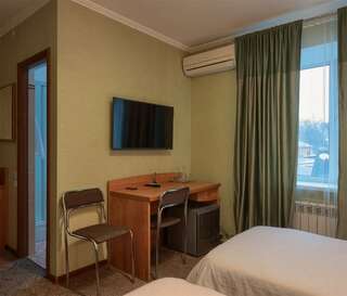 Гостиница Два крыла Ярославль Семейный номер с детской кроваткой-2